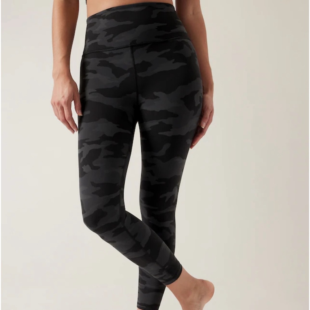 Athleta ULTRA HIGH RISE ELATION 7/8 TIGHT sz S Petite black camo.